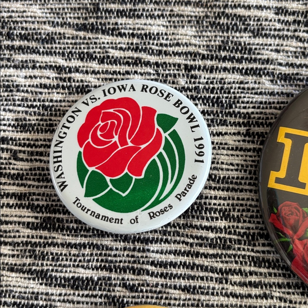 Vintage University of Iowa Hawkeyes Football Button Pin Rose Bowl 80’s - Picture 4 of 6